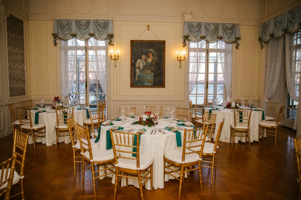 The library at Glen Manor House.